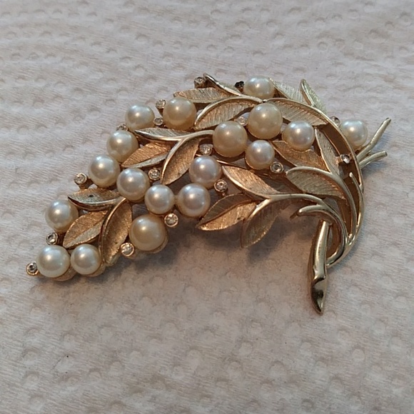 Vintage Trifari pearl brooch - Picture 2 of 5